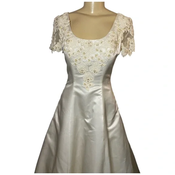 Michelangelo Satin Ivory Wedding Gown Dress With Pearls & Beading Size 6 - Picture 2 of 16